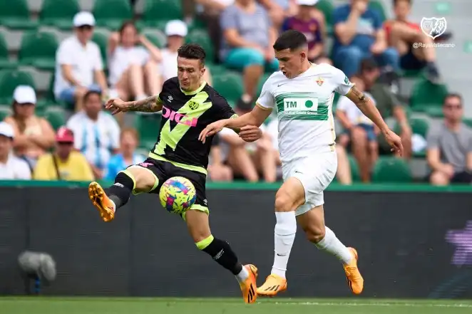 1-0. El Rayo gana a un Elche con 10, se aleja del descenso y complica al equipo ilicitano