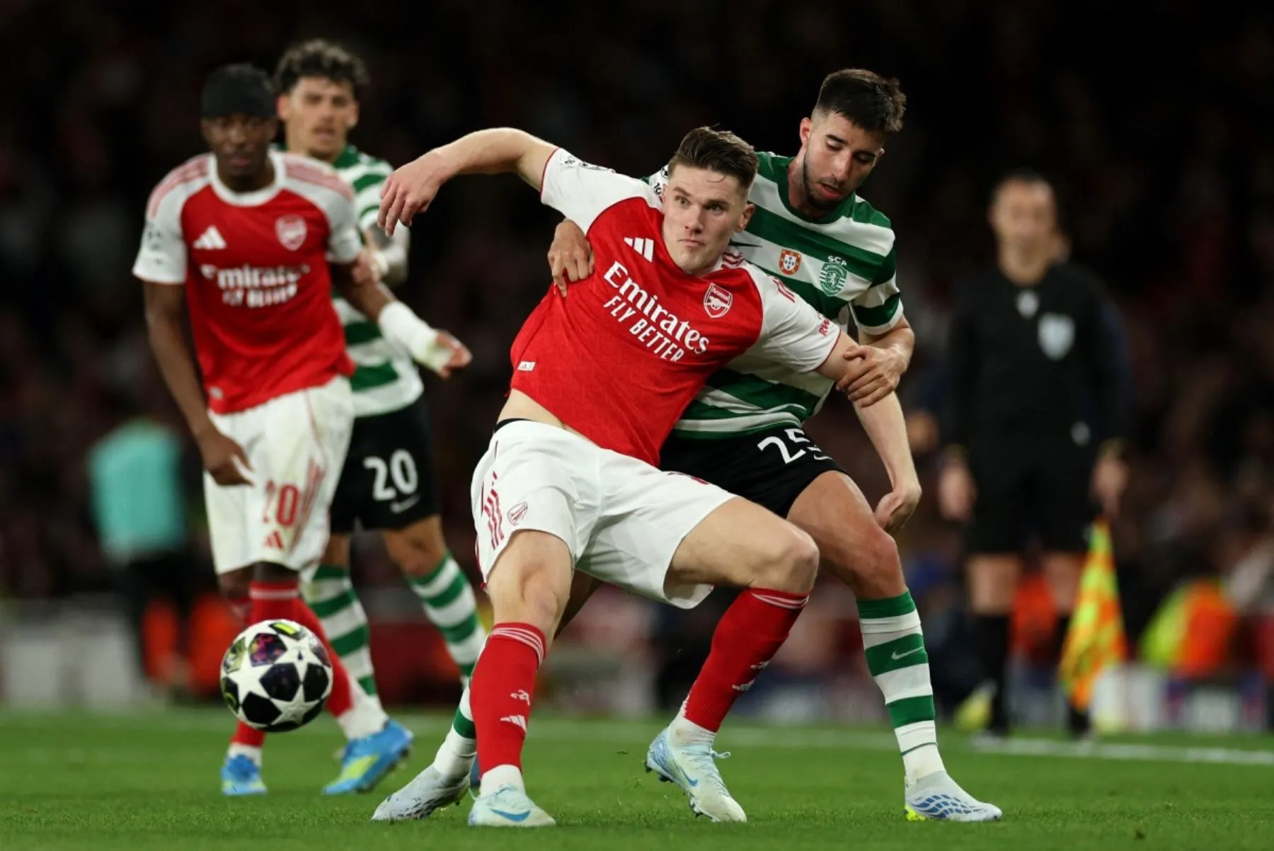 Arsenal avanza a semifinales de Champions League perseguido por las dudas