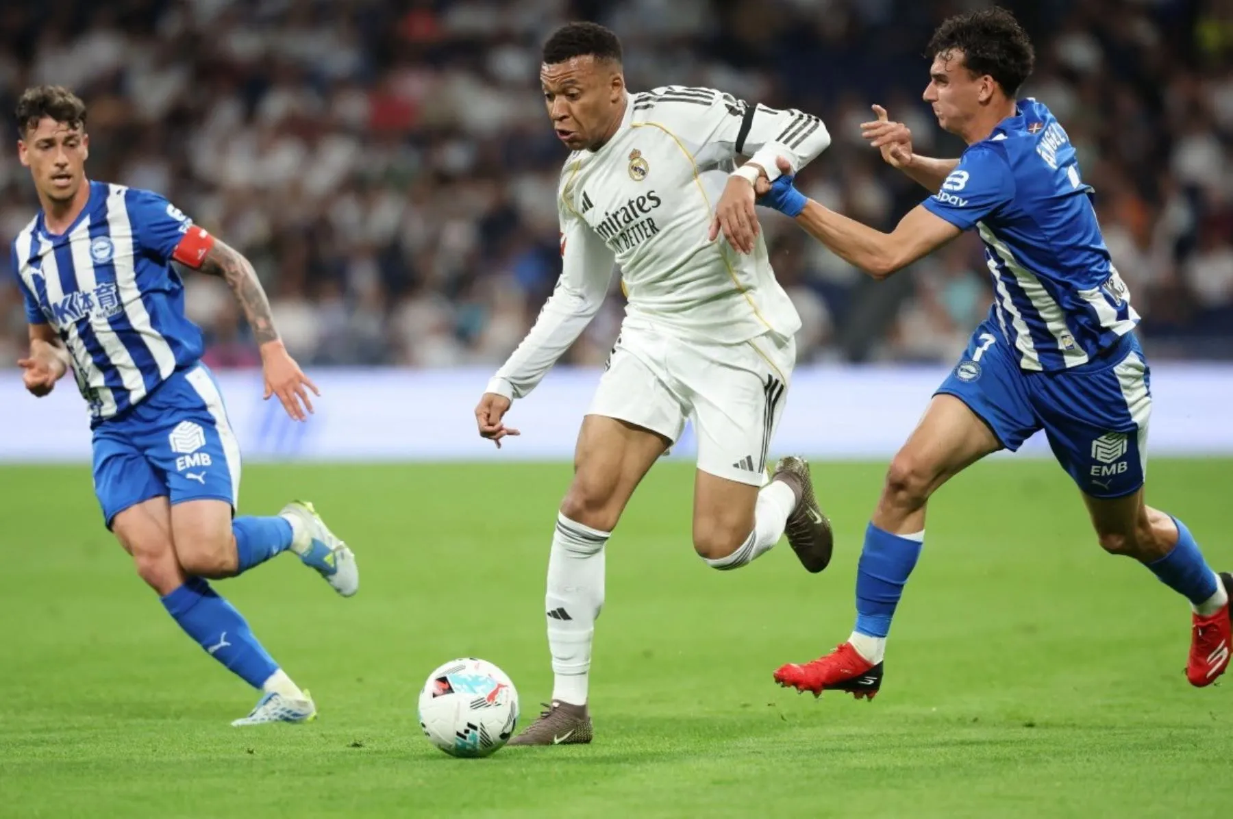 Real Madrid vence sin brillo al Alavés y se acerca a seis puntos del Barcelona en La Liga