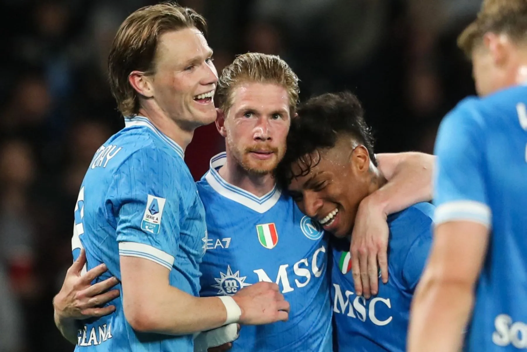 Napoli golea 4-0 a Cremonese y aplaza el festejo del Inter de Milán en la Serie A