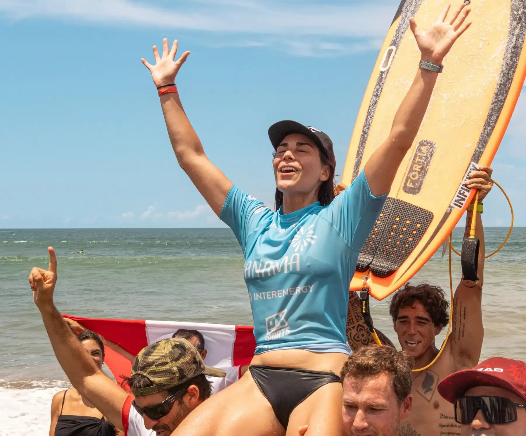 Vania Torres, la guerrera que tocó la gloria en el surf a pesar de estar lesionada