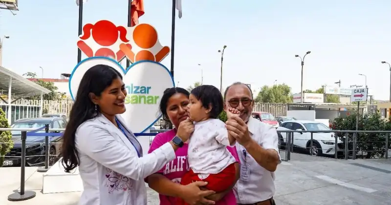 Milagro médico en Perú: extirpan tumor a recién nacida con cirugía sin cortes y mínima invasión