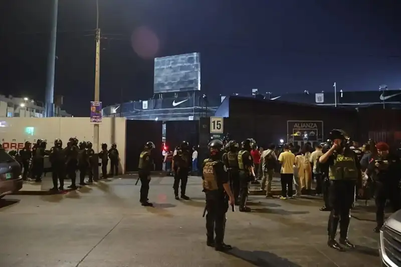 Avalancha humana causó muerte de hincha y heridos en estadio de Alianza Lima