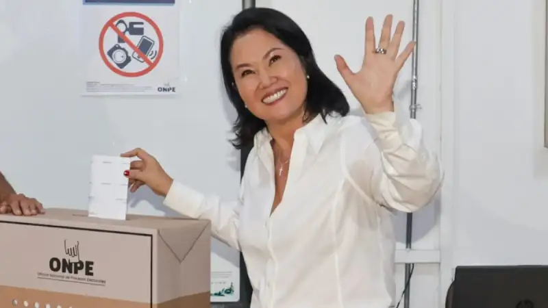 Keiko Fujimori encabeza los sondeos a boca de urna de la elección presidencial en Perú