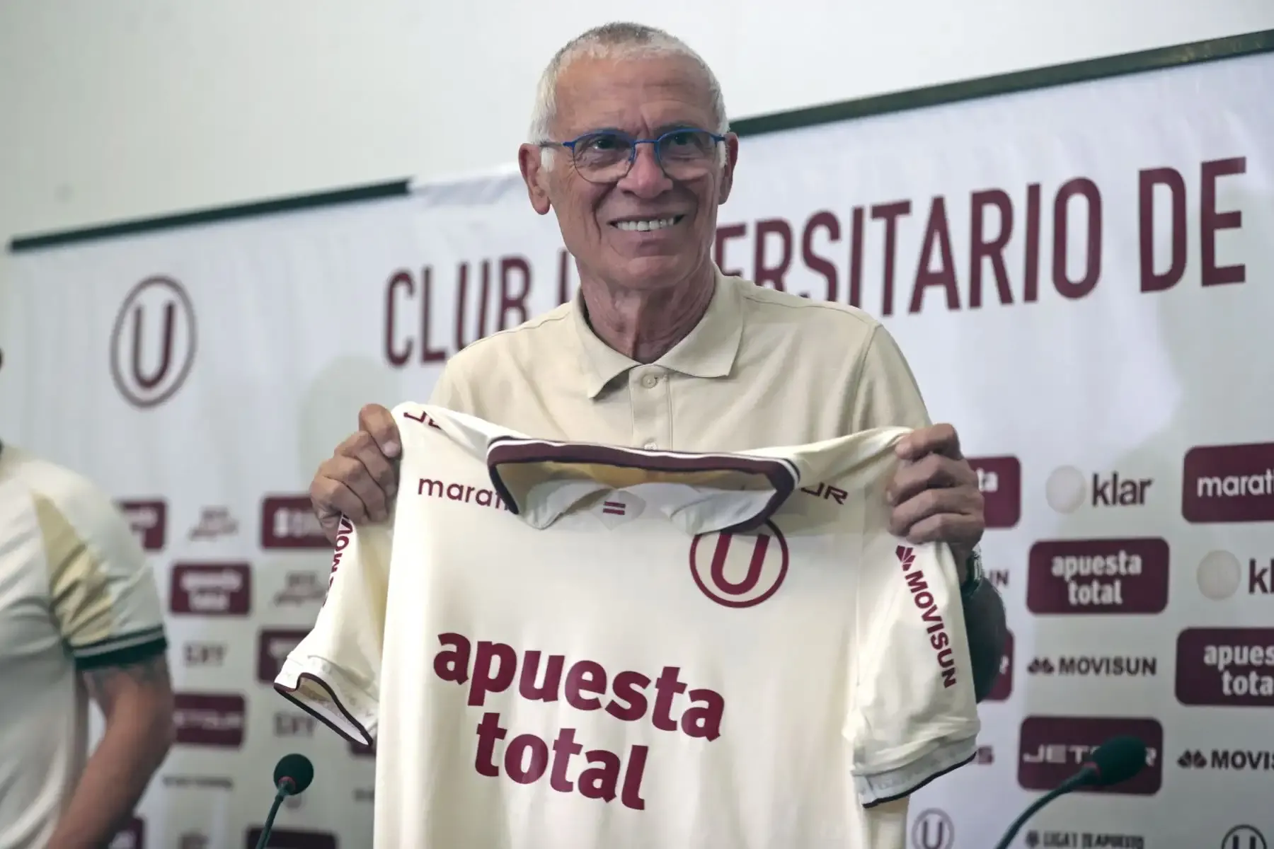 "El objetivo es ganar todo": Héctor Cúper fue presentado oficialmente en Universitario
