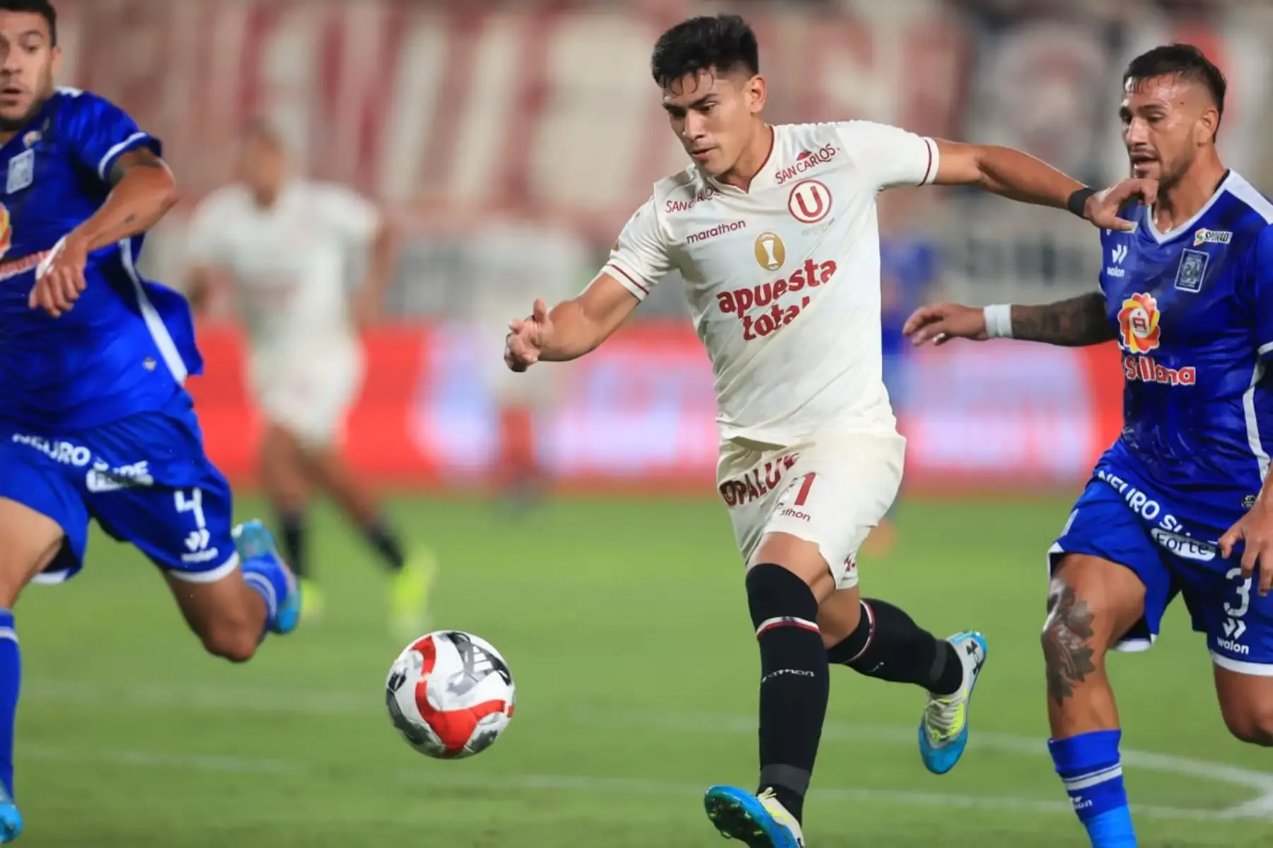 Universitario castigará al Tunche Rivera por patear y pisar la camiseta crema