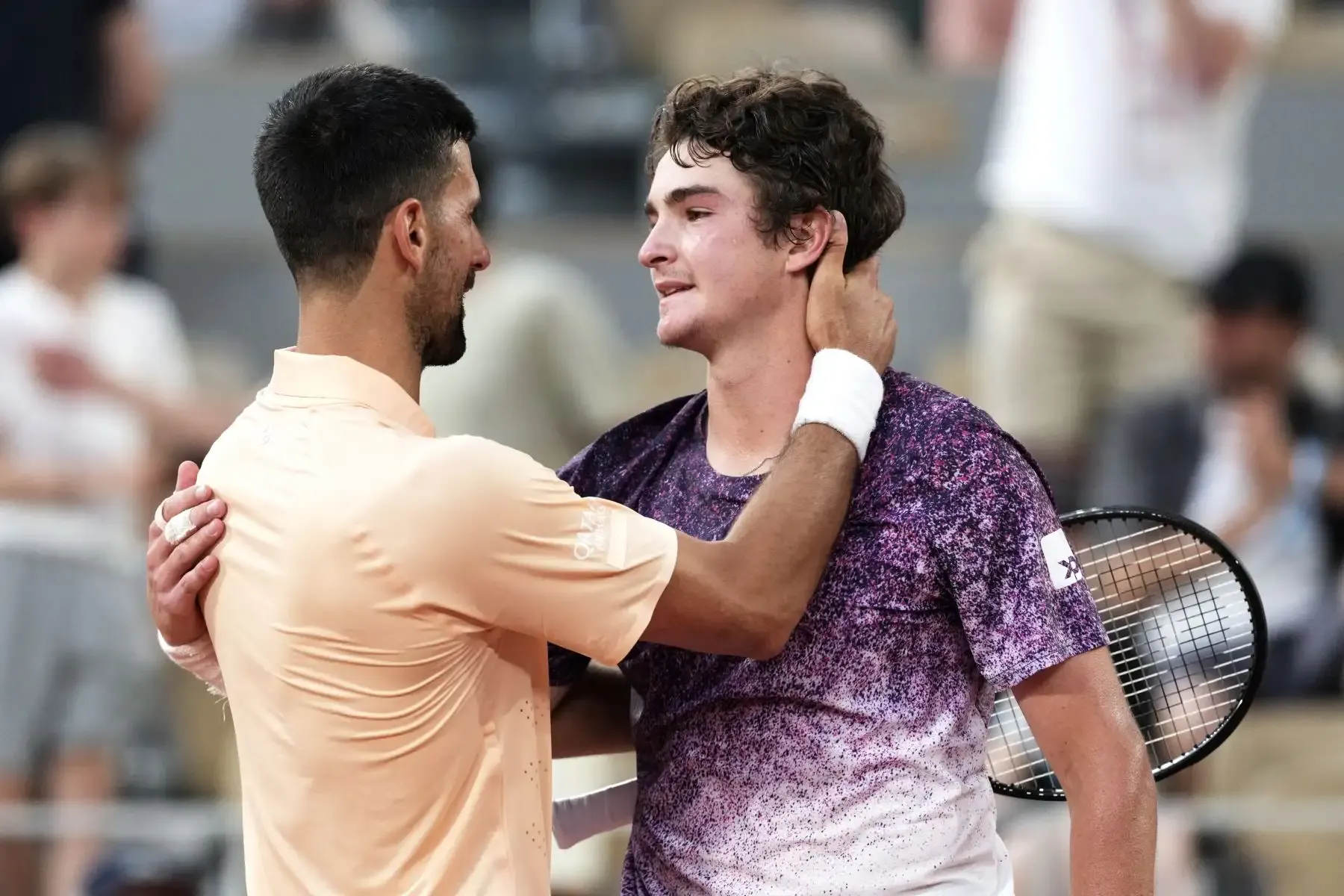 El brasileño Joao Fonseca despierta a Novak Djokovic de su sueño en Roland Garros