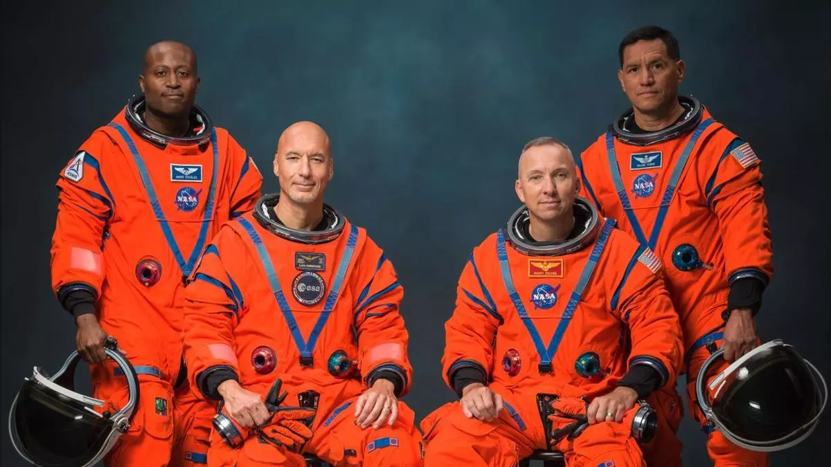La Nasa da más detalles de Artemis III: dos estadounidenses, un salvadoreño y un italiano vestidos con trajes de Prada