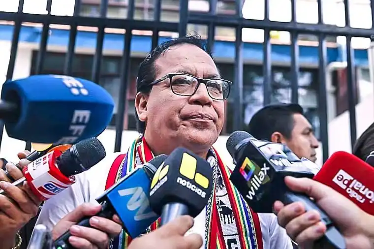 El candidato Sánchez afirma que la elección en Perú no ha concluido y se une a marchas