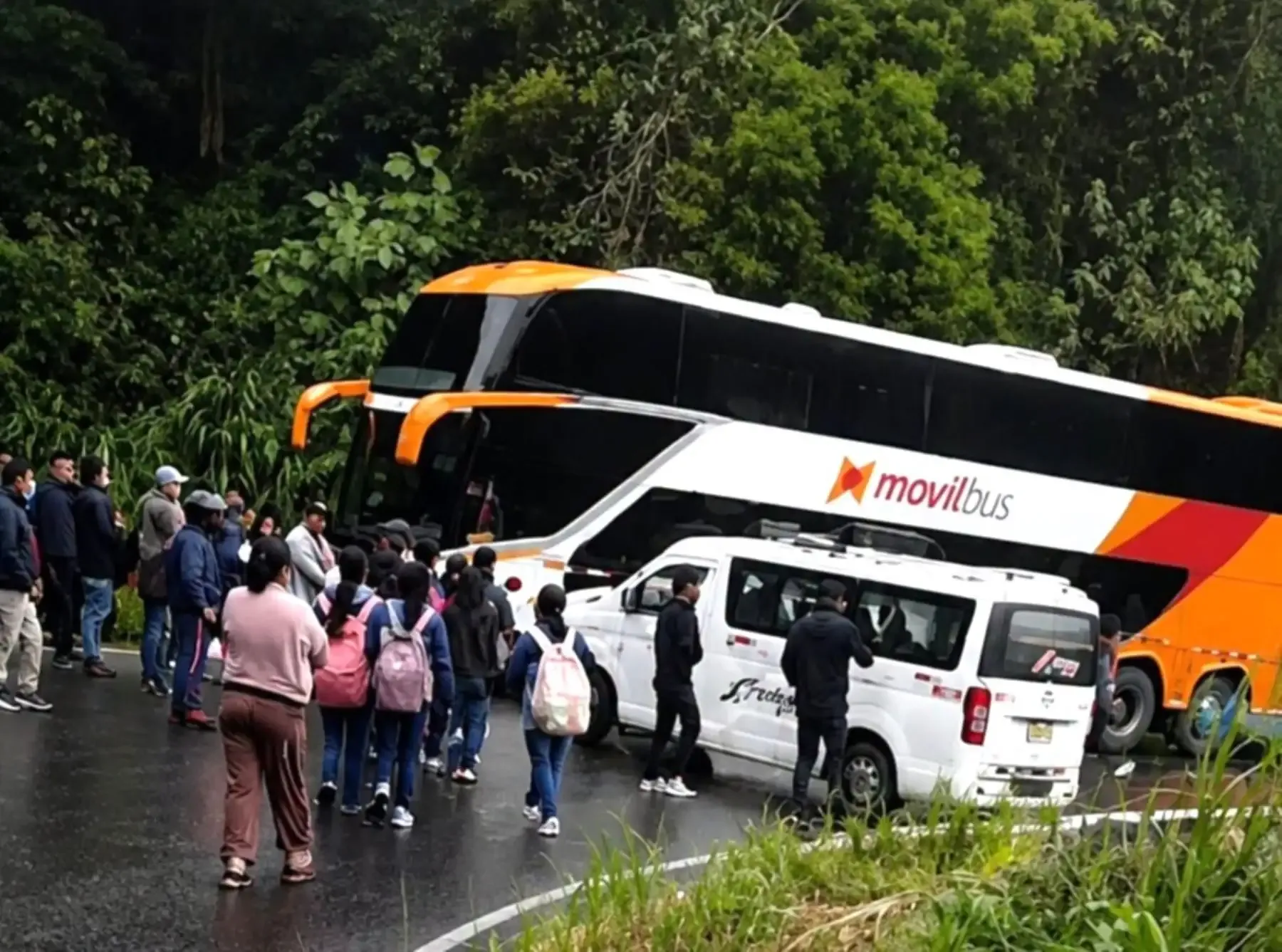 Pasajeros de bus salvan de morir tras choque de unidad con una van en la región Amazonas