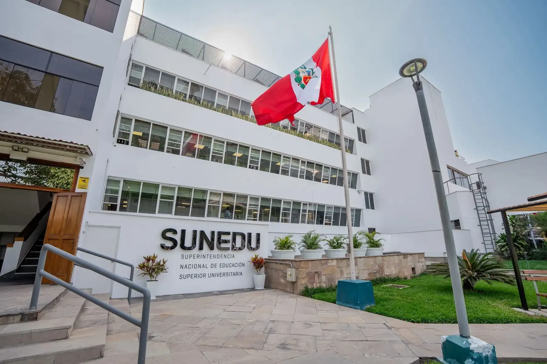Indecopi declara ilegal cobro de casi S/1,200 de Sunedu para reconocer títulos extranjeros