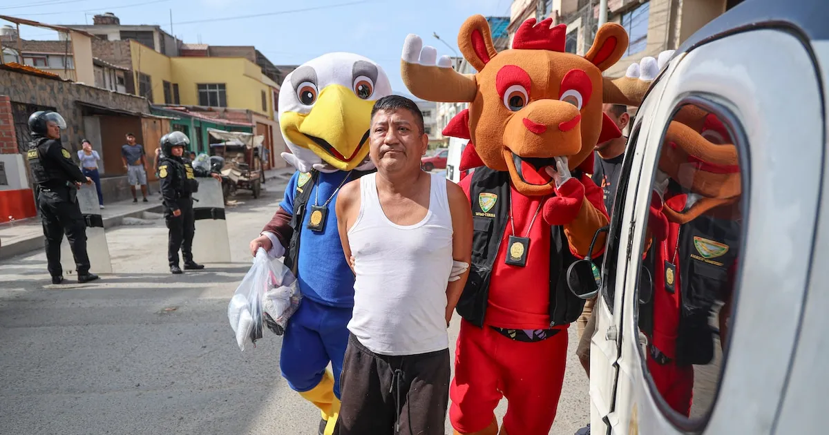 Policías de Perú se disfrazan de las mascotas del Mundial 2026 para capturar a peligroso vendedor de drogas