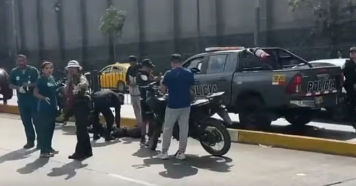 Policía motorizado atropella a joven en la avenida Alfonso Ugarte y termina herido tras perder el control