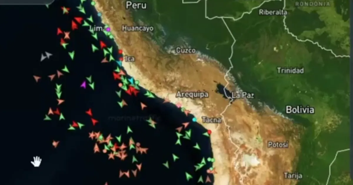 Cerca de 300 buques pesqueros chinos siguen depredando ilegalmente la pesca frente a la costa peruana