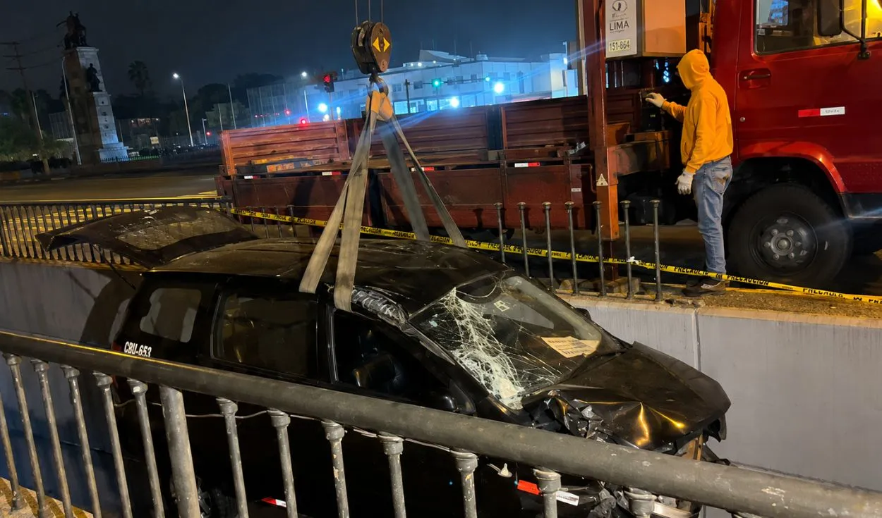 Chofer despista su auto y cae a ingreso peatonal de la Estación Central del Metropolitano en Cercado de Lima