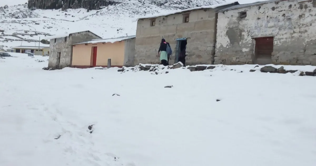 Frío extremo en Puno: heladas intensas congelan agua y ponen en riesgo a niños y adultos mayores en comunidades altoandinas