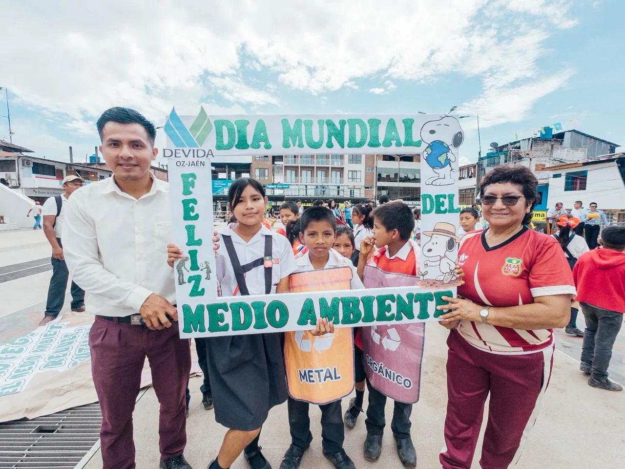 Devida impulsa conciencia ambiental en pasacalle por el cuidado del medio ambiente en Condorcanqui