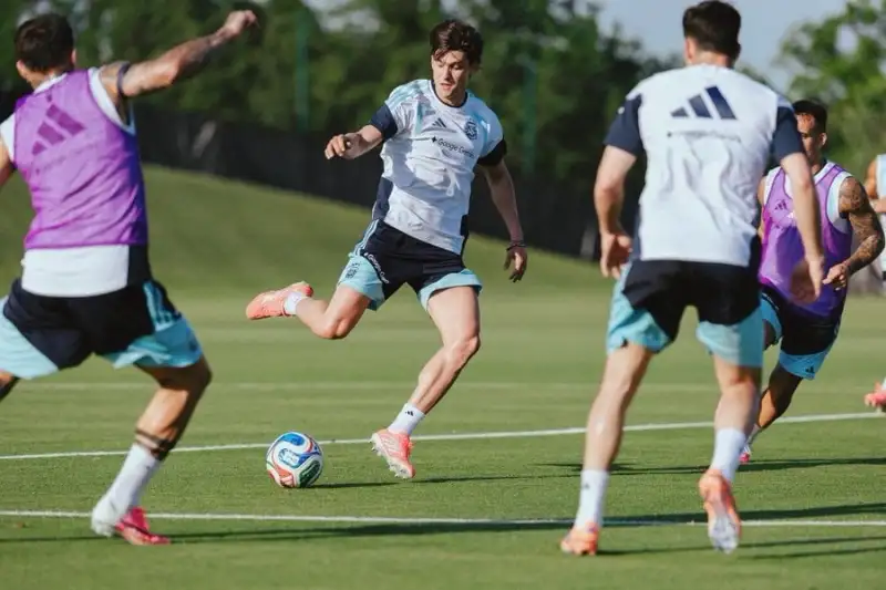 Duro golpe para Argentina: Balerdi quedó afuera del Mundial por un desgarro