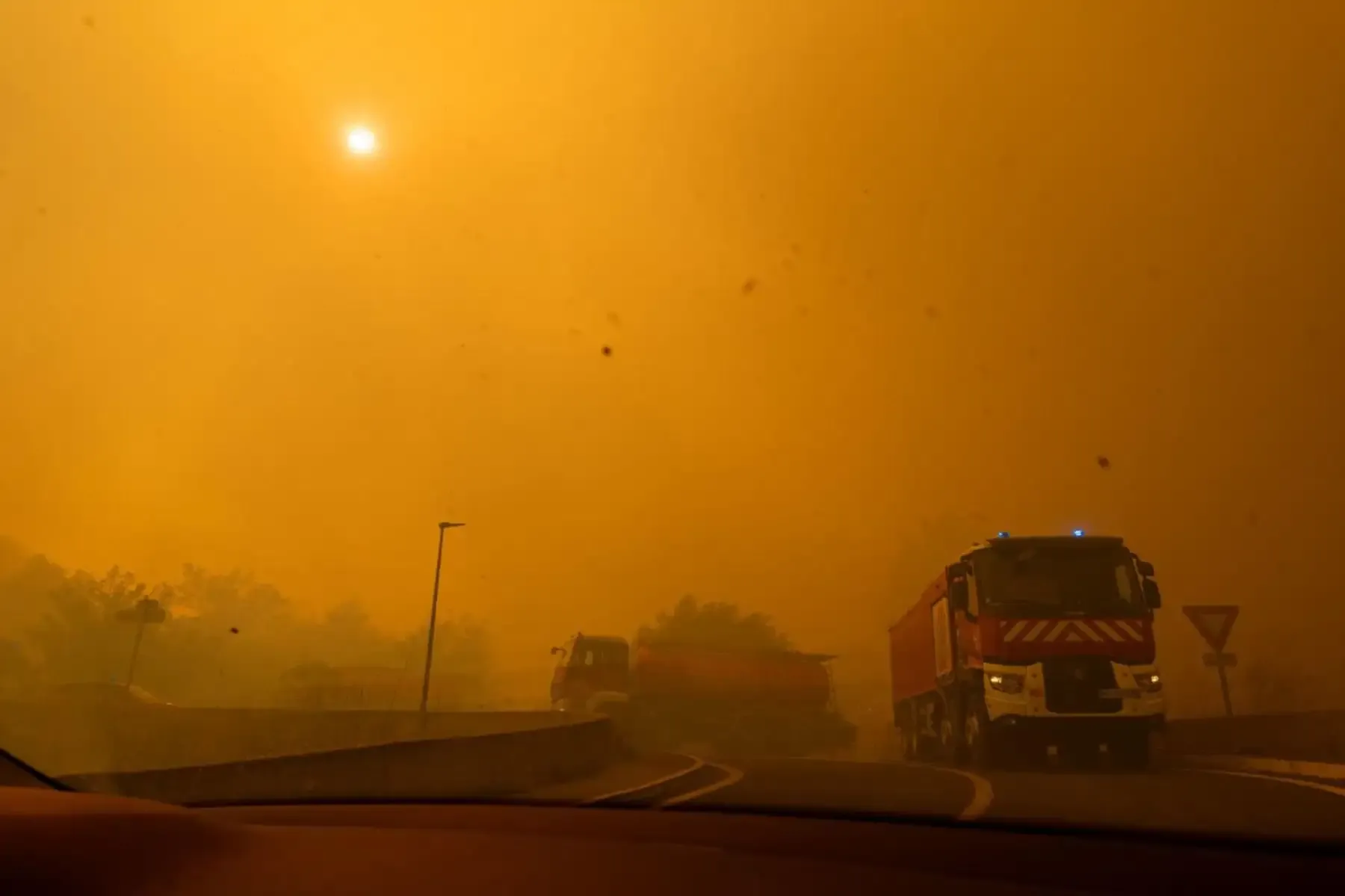 Francia: Incendio forestal cerca de Perpiñán quema 4.600 hectáreas y sigue avanzando