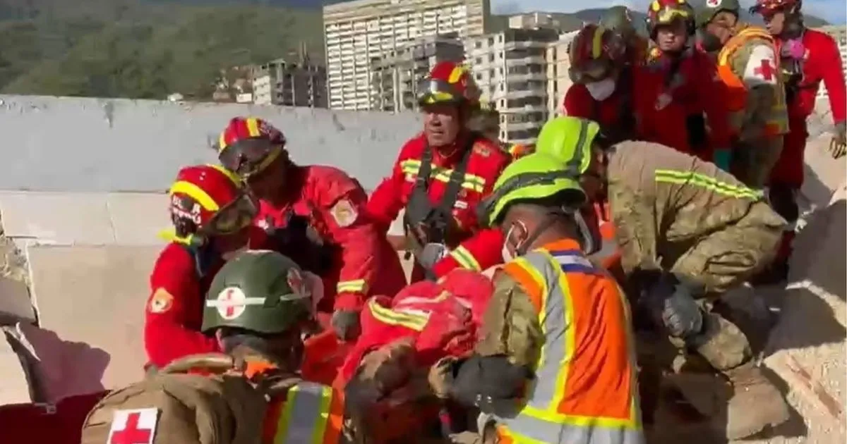 Bomberos peruanos revelan cómo rescataron con vida a una mujer tras el terremoto en Venezuela