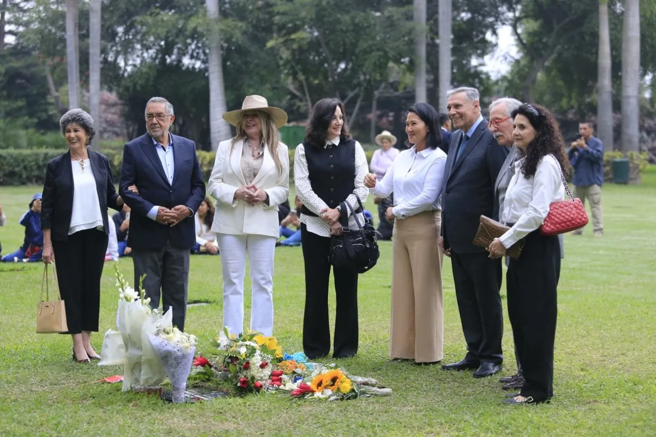 Keiko Fujimori visitó la tumba de Alberto Fujimori en compañía del expresidente ecuatoriano Jamil Mahuad