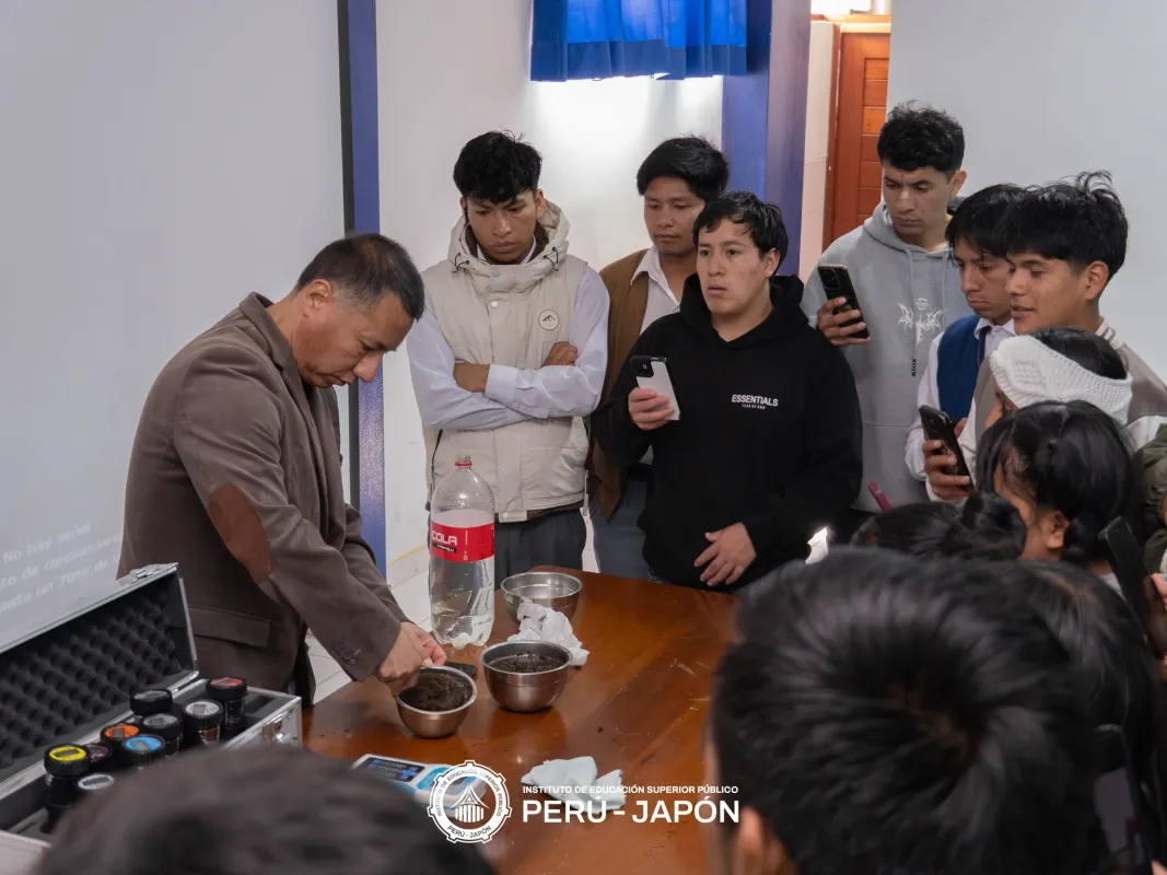 Tecnológico Perú Japón capacita a estudiantes en análisis de suelos para fortalecer competencias agropecuarias