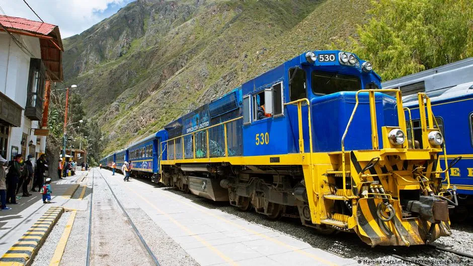 Incendio fortestal obliga a suspender trenes a Machu Picchu