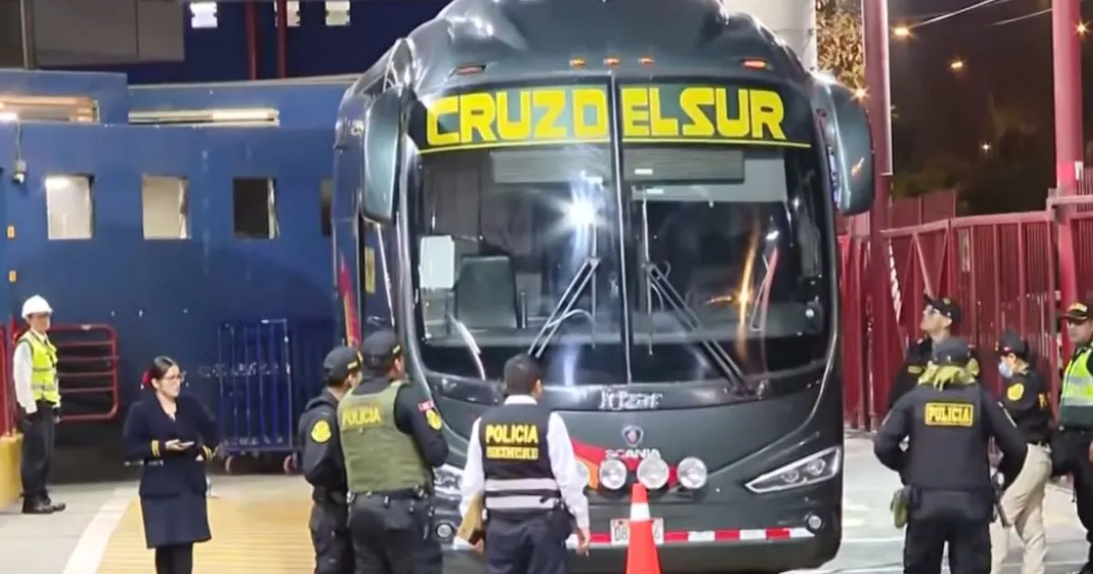 Atacan a balazos bus de Cruz del Sur en plena ruta hacia el sur y pasajeros regresan al terminal