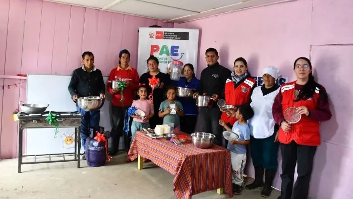 PAE articula con municipalidad de Bongará para fortalecer servicio alimentario con entrega de kit de cocina, menaje y frutas