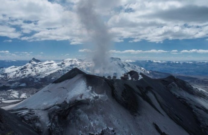 Arequipa: Volcán Sabancaya registra explosión y alerta por cenizas