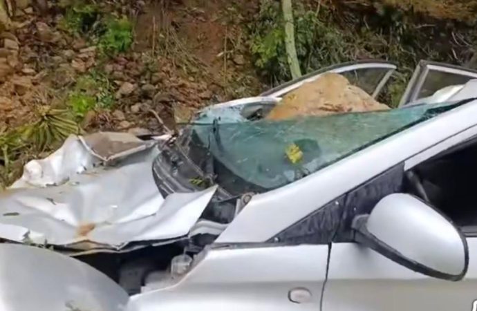 ¡CASI LOS MATA! Rocas aplastan auto y sus ocupantes se salvan de milagro (VIDEO)