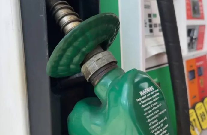 Tensión en Medio Oriente eleva el crudo a 111 dólares y encarece el combustible estadounidense